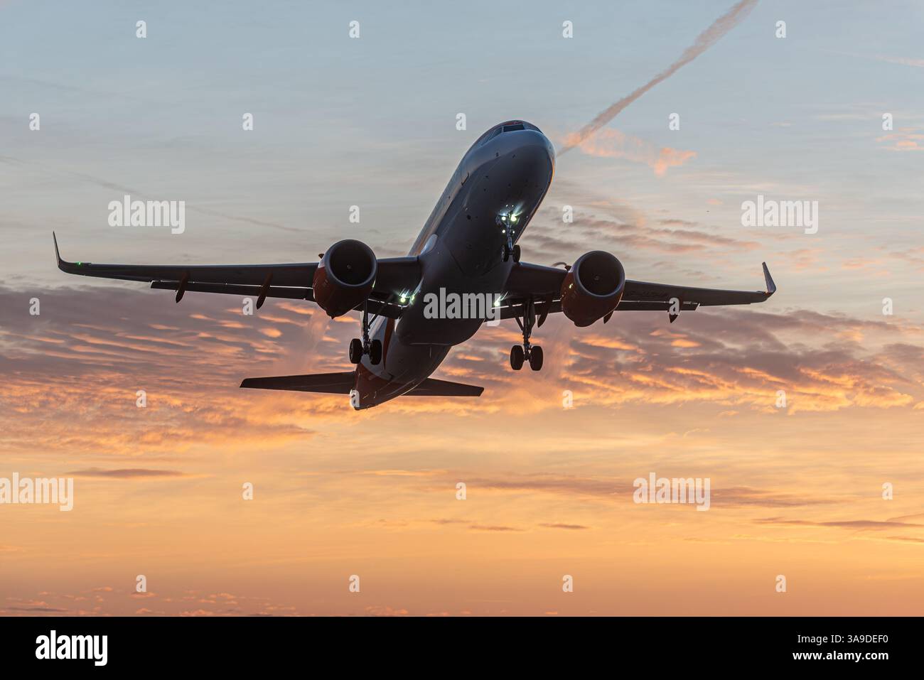 Abfahrt am Flughafen London Southend bei Sonnenaufgang mit dem easyJet Airbus A320, dem ersten Start zu einer Reihe neuer Routen vom neuen Hub von easyJet Stockfoto
