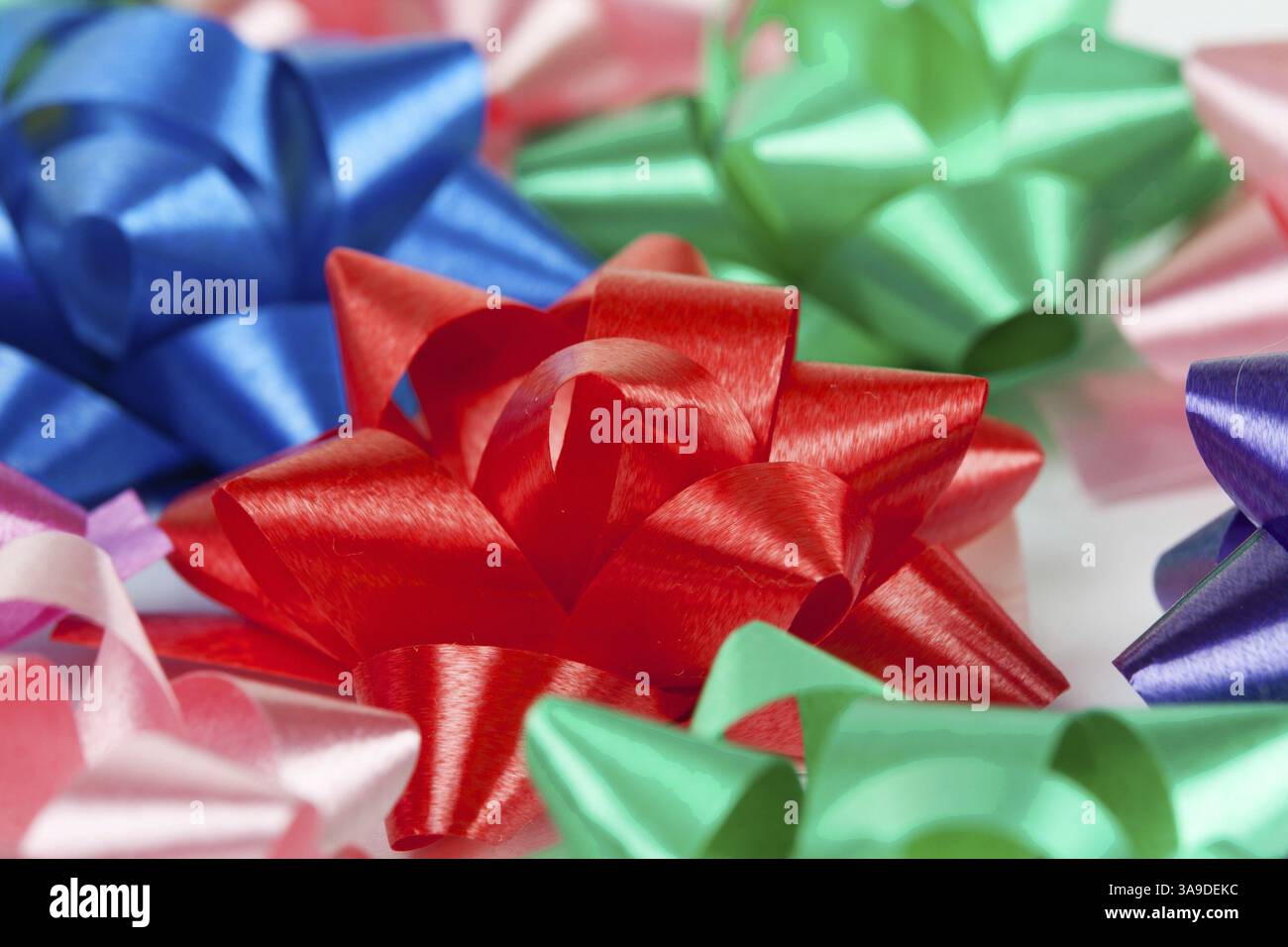 Hintergrundfarbe von Geschenkbändern und Blumen Stockfoto