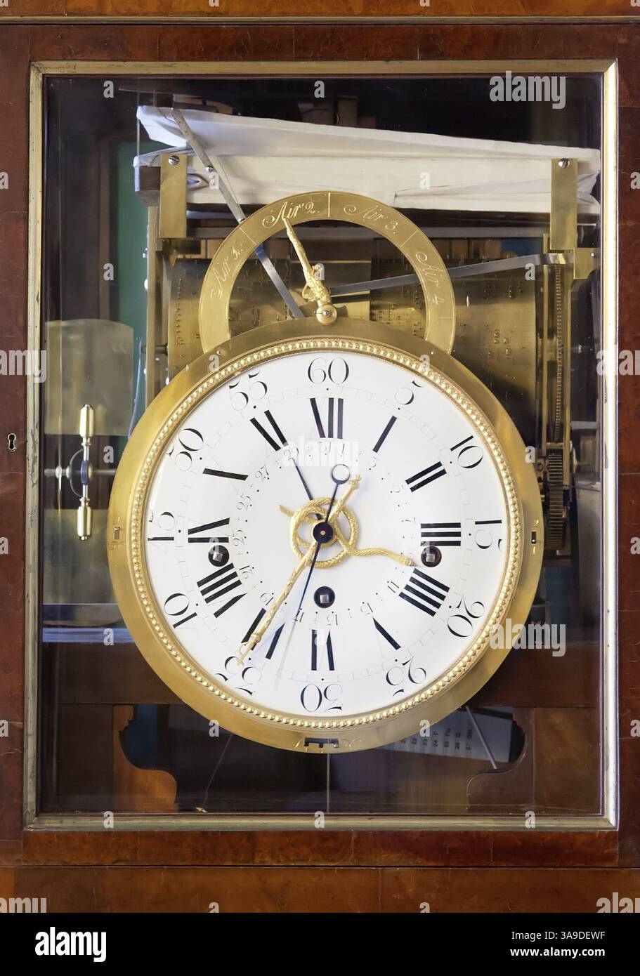 Antike Uhr mit römischen Ziffern im Holzgehäuse Stockfoto