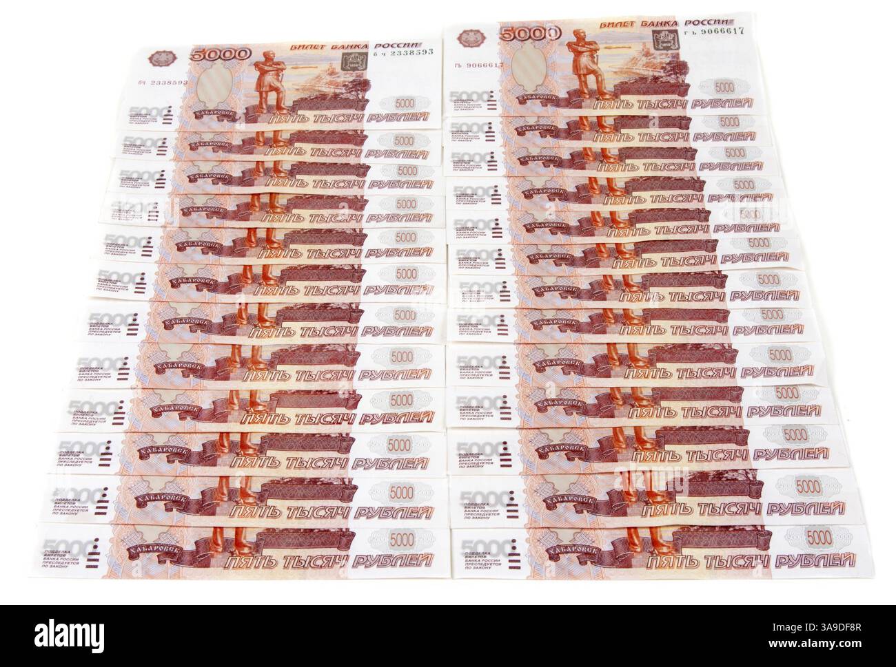 Rechnungen von 5000 russische Rubel isoliert auf weißem Hintergrund Stockfoto