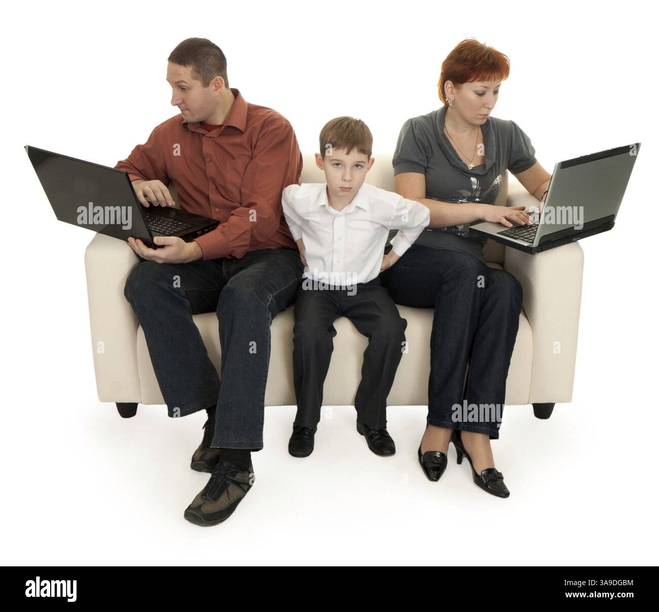 Dad, Mom und Sohn mit Laptop auf der Couch Stockfoto