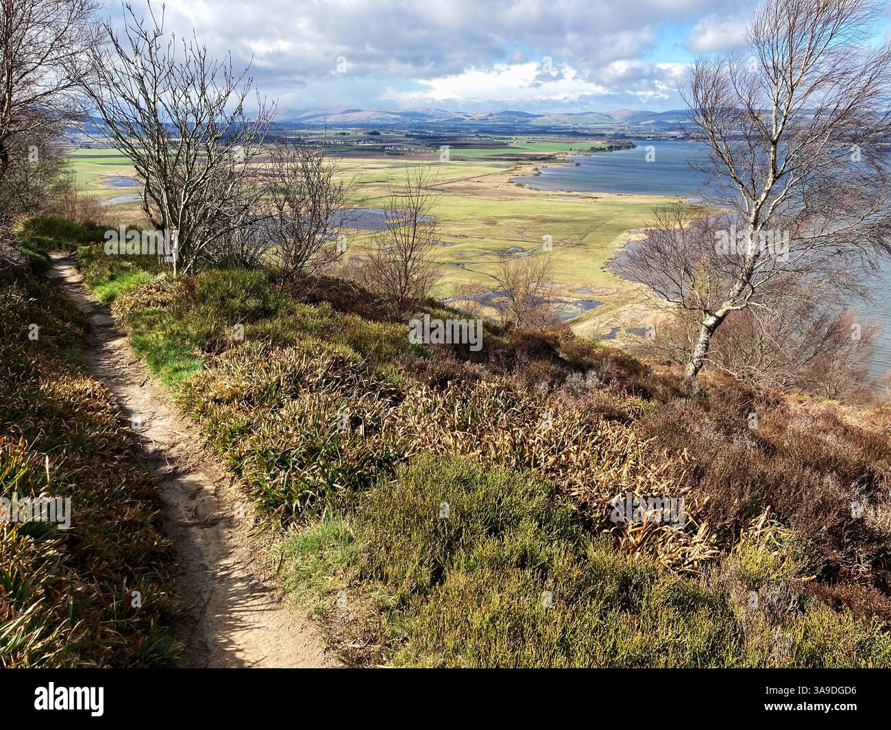 Blick auf das RSPB Loch Leven National Nature Reserve vom Vane Hill auf einem der Wanderwege, Kinross Scotland - Smartphone-aufgenommenes Stockfoto