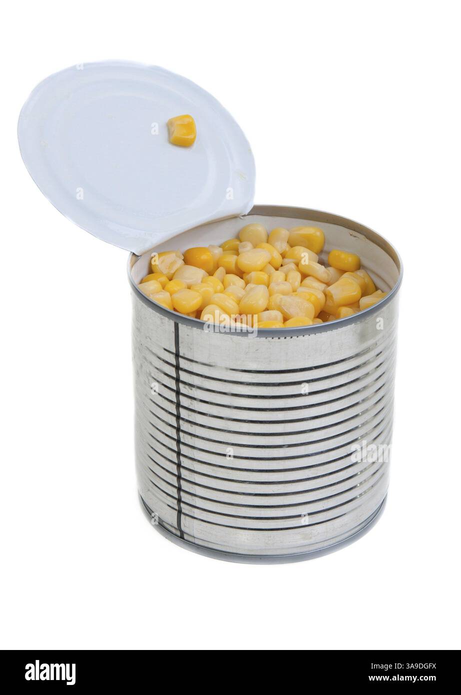 Öffnen Sie eine Bank mit Mais auf weißem Hintergrund Stockfoto