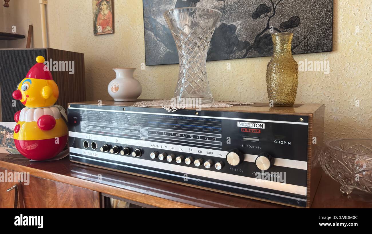 Vintage alte sowjetische Ära Multiband Radio Transistor Empfänger drahtlose Musik Nachrichten Retro Silber Stockfoto