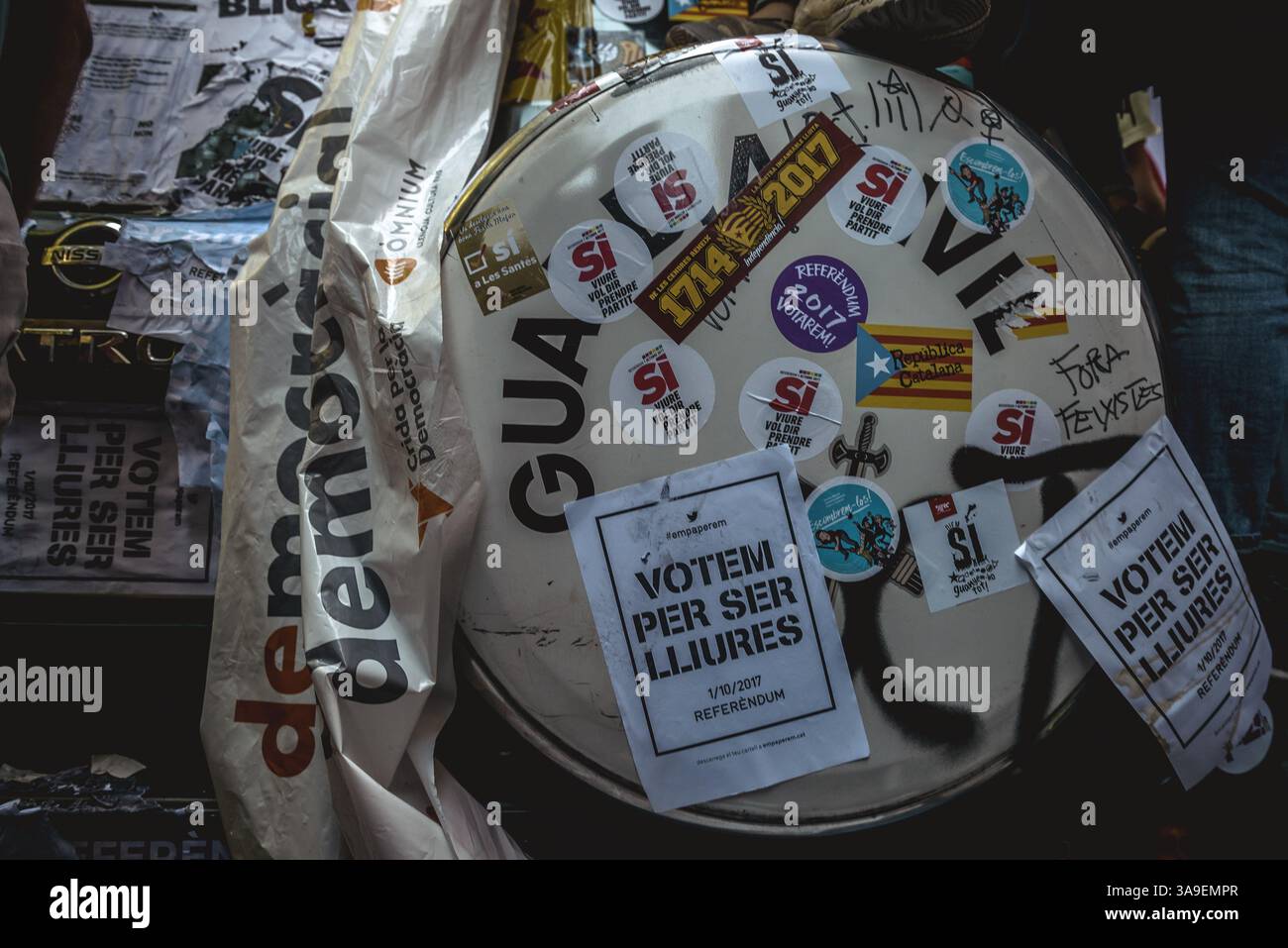 20. September 2017 - Barcelona, Katalonien, Spanien - das Reserverad eines Guardia Civil Polizeiwagens ist mit "Pro-Referendum"-Schildern dekoriert, während katalanische Separatisten vor dem katalanischen Wirtschaftsministerium protestieren, während Polizeibeamte Büros durchsuchen und 12 hochrangige Beamte im Vorfeld des geplanten Abspaltungsreferendums am 1. Oktober verhaften. Das spanische Verfassungsgericht hat das katalanische Referendum-Gesetz ausgesetzt, nachdem die Zentralregierung es vor Gericht angefochten hat (Credit Image: © Matthias Oesterle via ZUMA Wire) Stockfoto