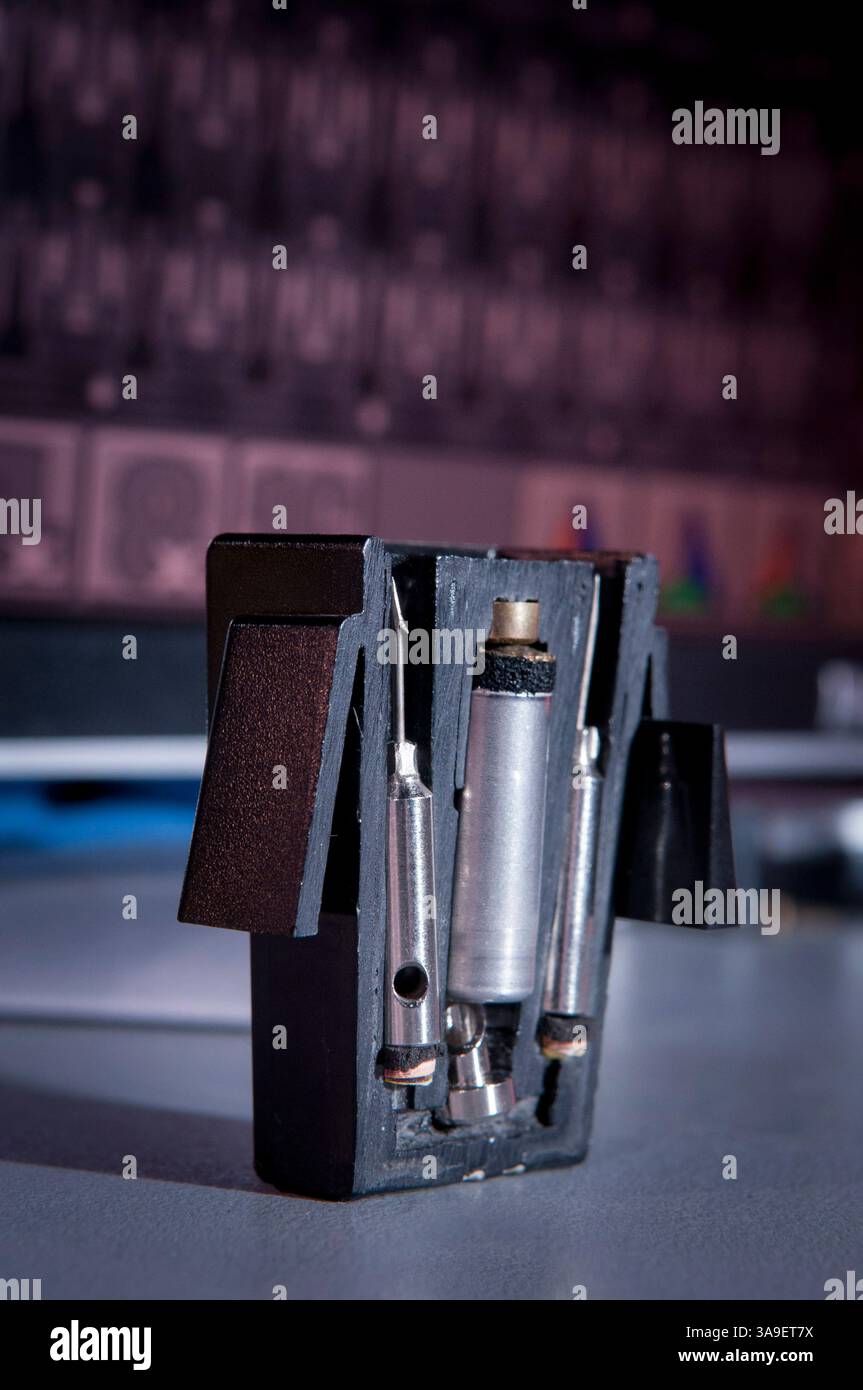 15. Dezember 2014 - Scottsdale, Arizona, USA - ein Taser-Patronenteil zur Demonstration zeigt die Treibstoffpatrone in der Mitte und zwei Fishhakenpfeile, die von einer Taser-Waffe ausgelöst werden, um Energie an die Muskeln eines Verdächtigen zu liefern, wodurch die Strafverfolgungsbehörden einen Verdächtigen ohne tödliche Gewalt unterwerfen können. Das Unternehmen stellt mehrere Taser-Waffen sowie Körperkameras her. Die gesamte Montage erfolgt in der Zentrale in Scottsdale, Arizona, und in der Produktionsstätte. Die Nachfrage nach Kameras ist gestiegen, noch vor der Flut umstrittener Polizeierschüsse i Stockfoto