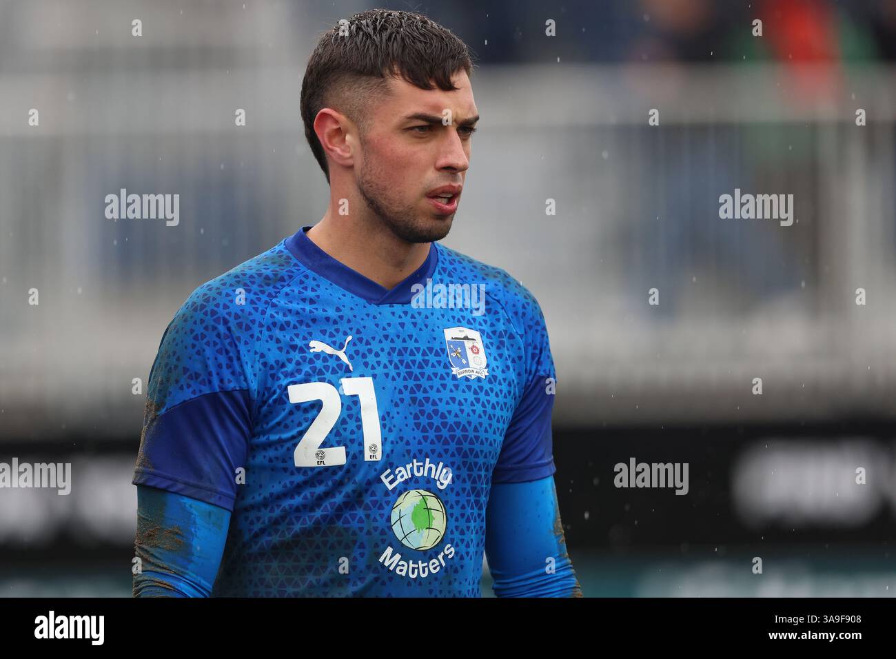 Barrow's Wyll Stanway wärmt sich während des Spiels der Sky Bet League 2 zwischen Barrow und Chesterfield in der Holker Street, Barrow-in-Furness am Samstag, den 29. März 2025 auf. (Foto: Mark Fletcher | MI News) Credit: MI News & Sport /Alamy Live News Stockfoto