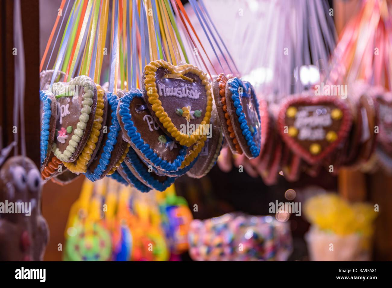 Lebkuchenherzen auf dem deutschen Weihnachtsmarkt. Berlin, Nürnberg, München, Fulda Weihnachten, Ostermarkt in Deutschland. Lebkuchen – traditionelles Ingwerbrot c Stockfoto