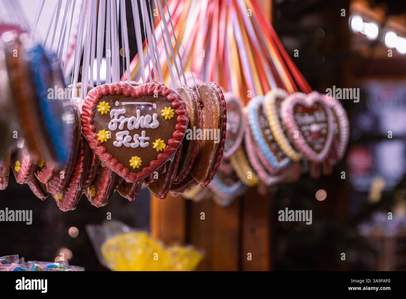 Lebkuchenherzen auf dem deutschen Weihnachtsmarkt. Berlin, Nürnberg, München, Fulda Weihnachten, Ostermarkt in Deutschland. Lebkuchen – traditionelles Ingwerbrot c Stockfoto