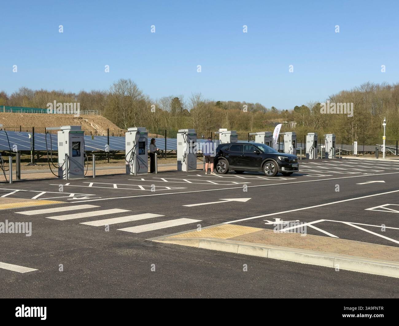 Winchester Hampshire England Vereinigtes Königreich. 30.30.2025. Instavat Großbritanniens größter EV-Superhub in der Nähe der A34 nördlich von Winchester. Die Stromversorgung erfolgt über o Stockfoto