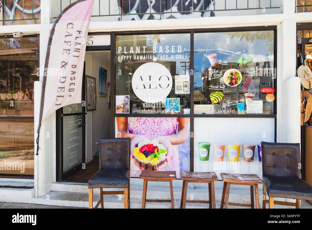 Oahu, Hawaii, USA - 23. Februar 2024 - ALO Cafe Hawaii ist ein beliebtes veganes Café in Waikiki, das sich auf pflanzliche Speisen spezialisiert hat. Stockfoto