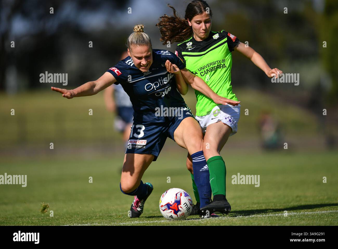 28. Oktober 2017 – Melbourne, Victoria, Australien – LAURA SPIRANOVIC (13) von Melbourne Victory und SARAH MORGAN (15) von Canberra United kämpfen in der ersten Runde des W-League-Wettbewerbs zwischen Melbourne Victory und Canberra United während der Saison 2017-18 im Epping Stadium in Melbourne, Australien um den Ball. Die Westfield W-League ist die australische semiprofessionelle Frauenfußballliga. Melbourne gewann mit 2:1. (Bild: © Sydney Low Via ZUMA Wire) Stockfoto