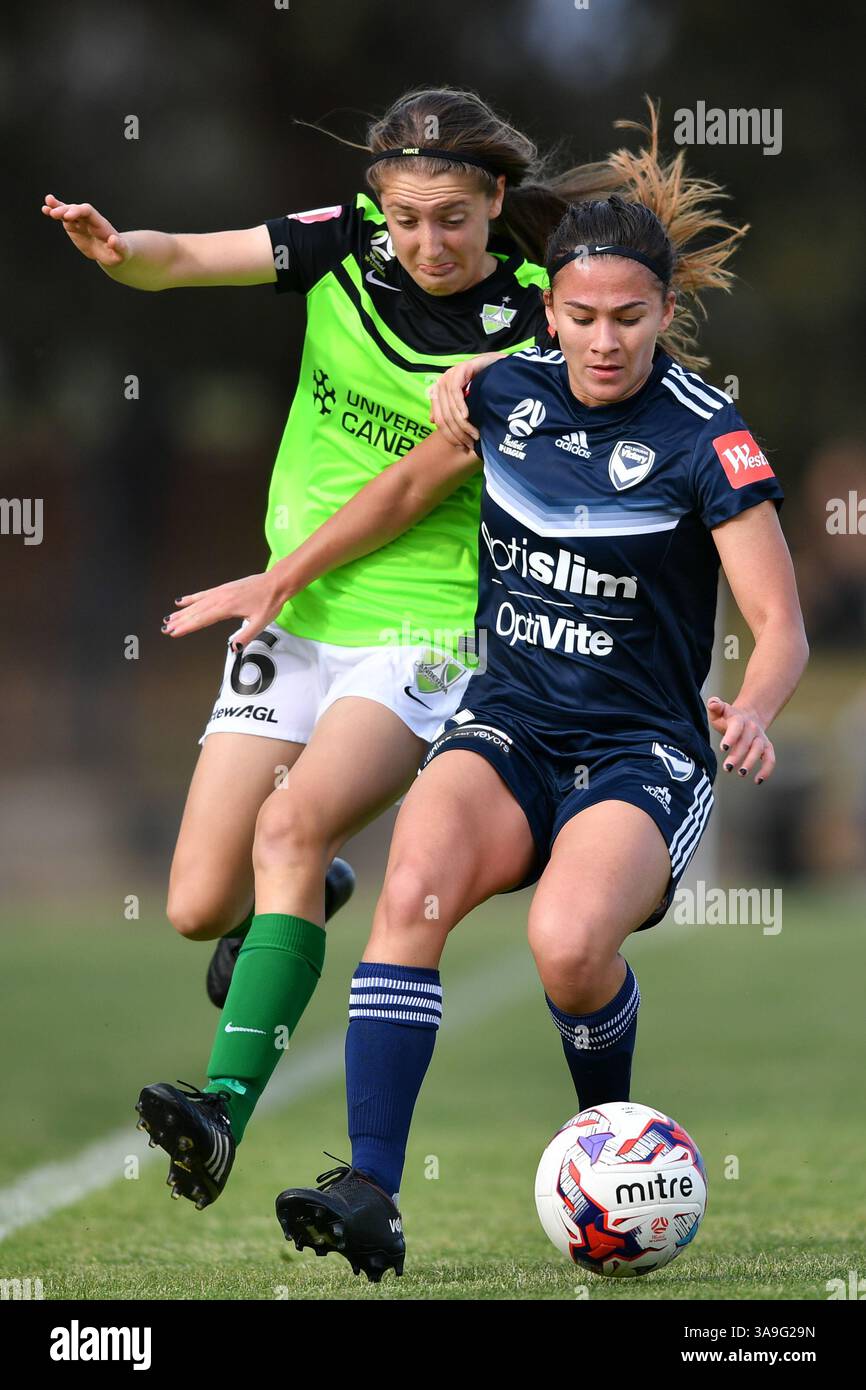 28. Oktober 2017 – Melbourne, Victoria, Australien – ANGELA BART (8) von Melbourne Victory kontrolliert den Ball in Runde 1 des W-League-Wettbewerbs zwischen Melbourne Victory und Canberra United während der Saison 2017-18 im Epping Stadium, Melbourne, Australien. Die Westfield W-League ist die australische semiprofessionelle Frauenfußballliga. Melbourne gewann mit 2:1. (Bild: © Sydney Low Via ZUMA Wire) Stockfoto