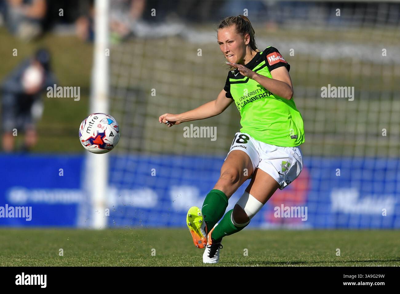28. Oktober 2017 - Melbourne, Victoria, Australien - TAREN KING (18) von Canberra United tritt in Runde 1 des W-League-Wettbewerbs zwischen Melbourne Victory und Canberra United während der Saison 2017-18 im Epping Stadium in Melbourne, Australien. Die Westfield W-League ist die australische semiprofessionelle Frauenfußballliga. Melbourne gewann mit 2:1. (Bild: © Sydney Low Via ZUMA Wire) Stockfoto