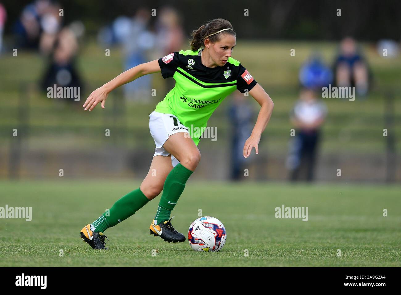 28. Oktober 2017 – Melbourne, Victoria, Australien – ASHLEIGH SYKES (14) von Canberra United kontrolliert den Ball in Runde 1 des W-League-Wettbewerbs zwischen Melbourne Victory und Canberra United während der Saison 2017-18 im Epping Stadium in Melbourne, Australien. Die Westfield W-League ist die australische semiprofessionelle Frauenfußballliga. Melbourne gewann mit 2:1. (Bild: © Sydney Low Via ZUMA Wire) Stockfoto