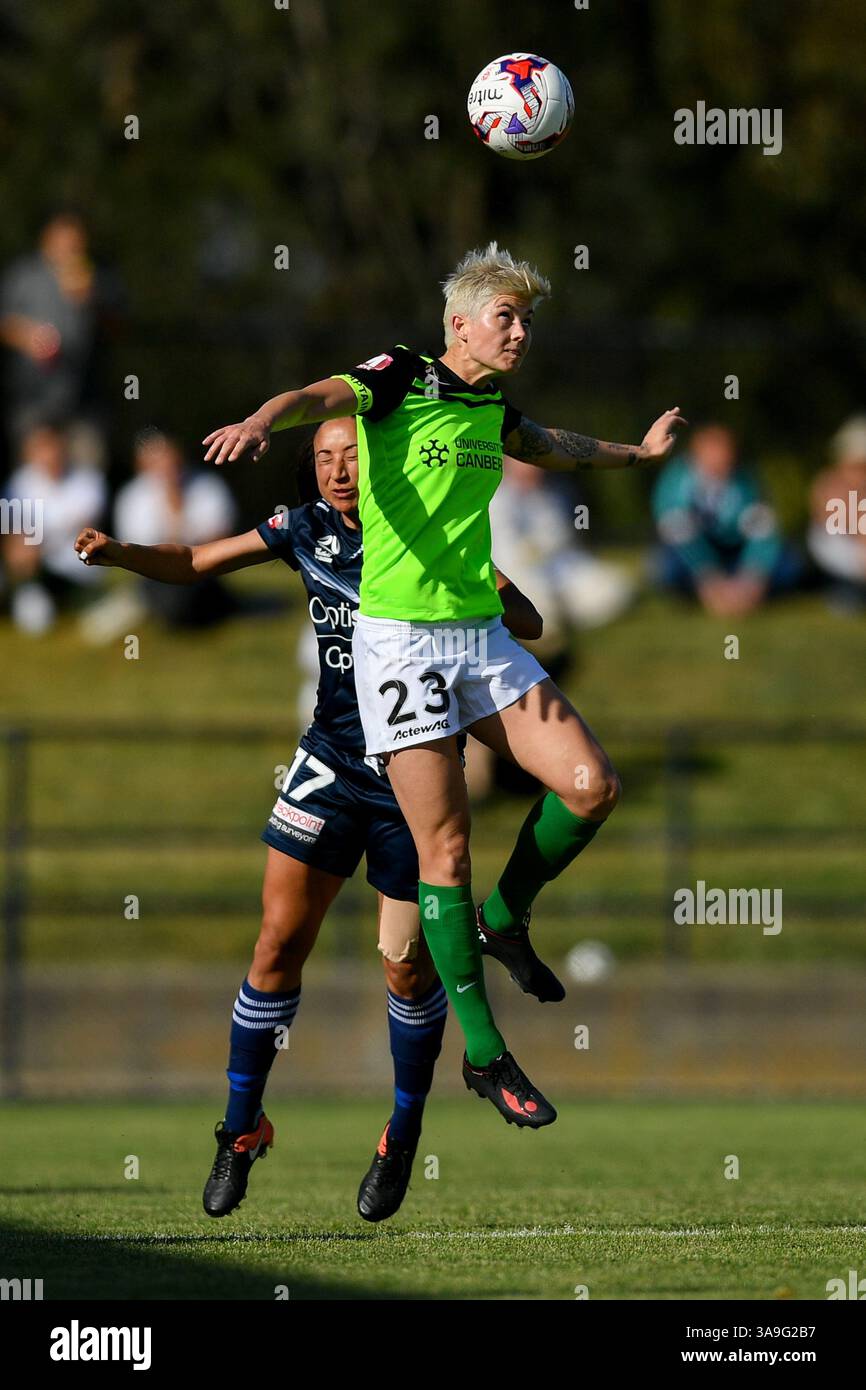 28. Oktober 2017 – Melbourne, Victoria, Australien – MICHELLE HEYMAN (23) von Canberra United führt den Ball in Runde 1 des W-League-Wettbewerbs zwischen Melbourne Victory und Canberra United während der Saison 2017-18 im Epping Stadium in Melbourne, Australien. Die Westfield W-League ist die australische semiprofessionelle Frauenfußballliga. Melbourne gewann mit 2:1. (Bild: © Sydney Low Via ZUMA Wire) Stockfoto