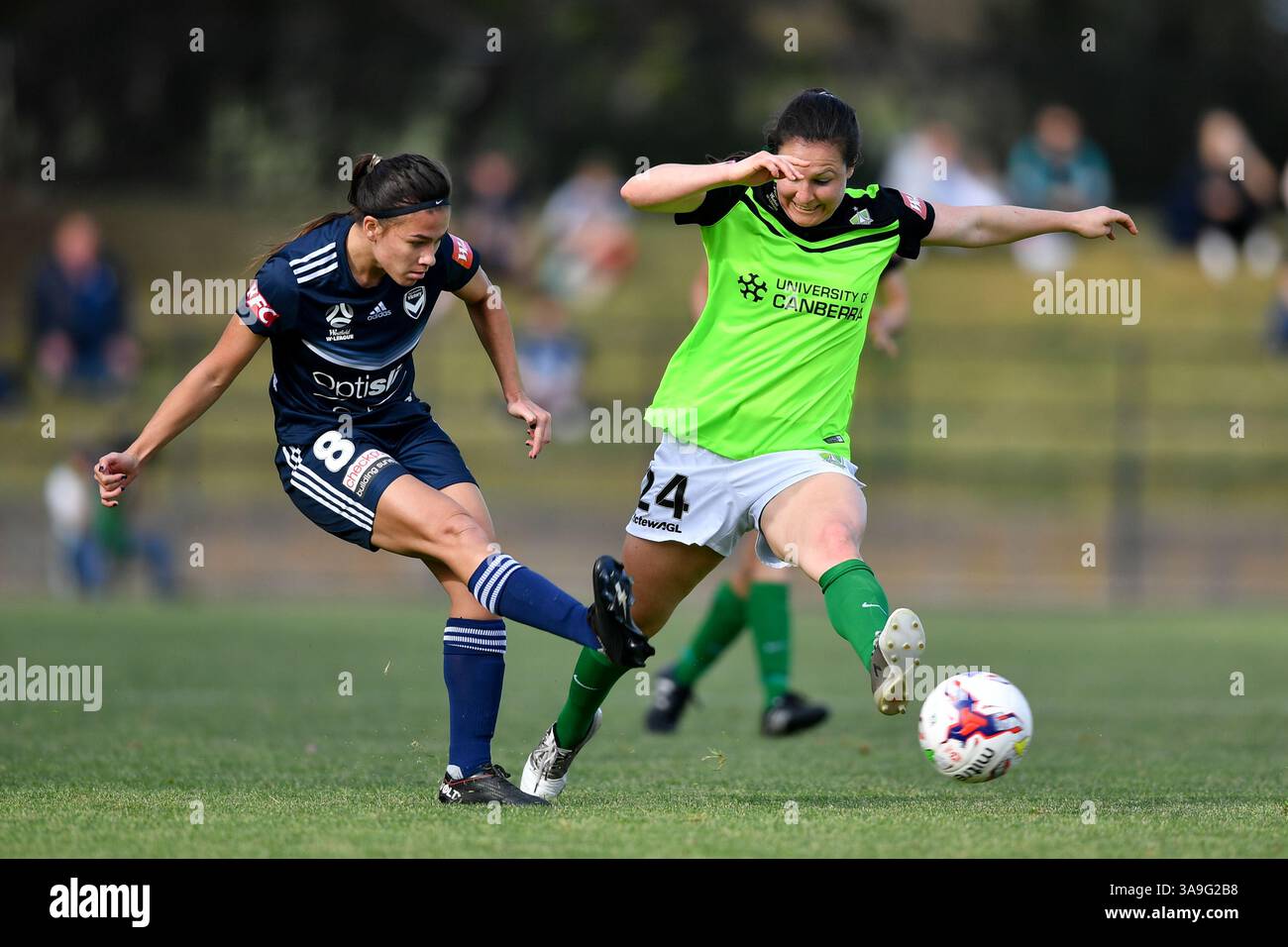 28. Oktober 2017 – Melbourne, Victoria, Australien – ANGELA BART (8) von Melbourne Victory tritt in Runde 1 des W-League-Wettbewerbs zwischen Melbourne Victory und Canberra United während der Saison 2017-18 im Epping Stadium in Melbourne, Australien. Die Westfield W-League ist die australische semiprofessionelle Frauenfußballliga. Melbourne gewann mit 2:1. (Bild: © Sydney Low Via ZUMA Wire) Stockfoto