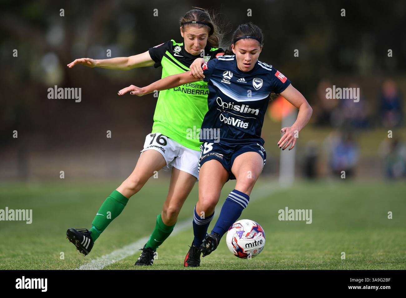 28. Oktober 2017 – Melbourne, Victoria, Australien – ANGELA BART (8) von Melbourne Victory kontrolliert den Ball in Runde 1 des W-League-Wettbewerbs zwischen Melbourne Victory und Canberra United während der Saison 2017-18 im Epping Stadium, Melbourne, Australien. Die Westfield W-League ist die australische semiprofessionelle Frauenfußballliga. Melbourne gewann mit 2:1. (Bild: © Sydney Low Via ZUMA Wire) Stockfoto