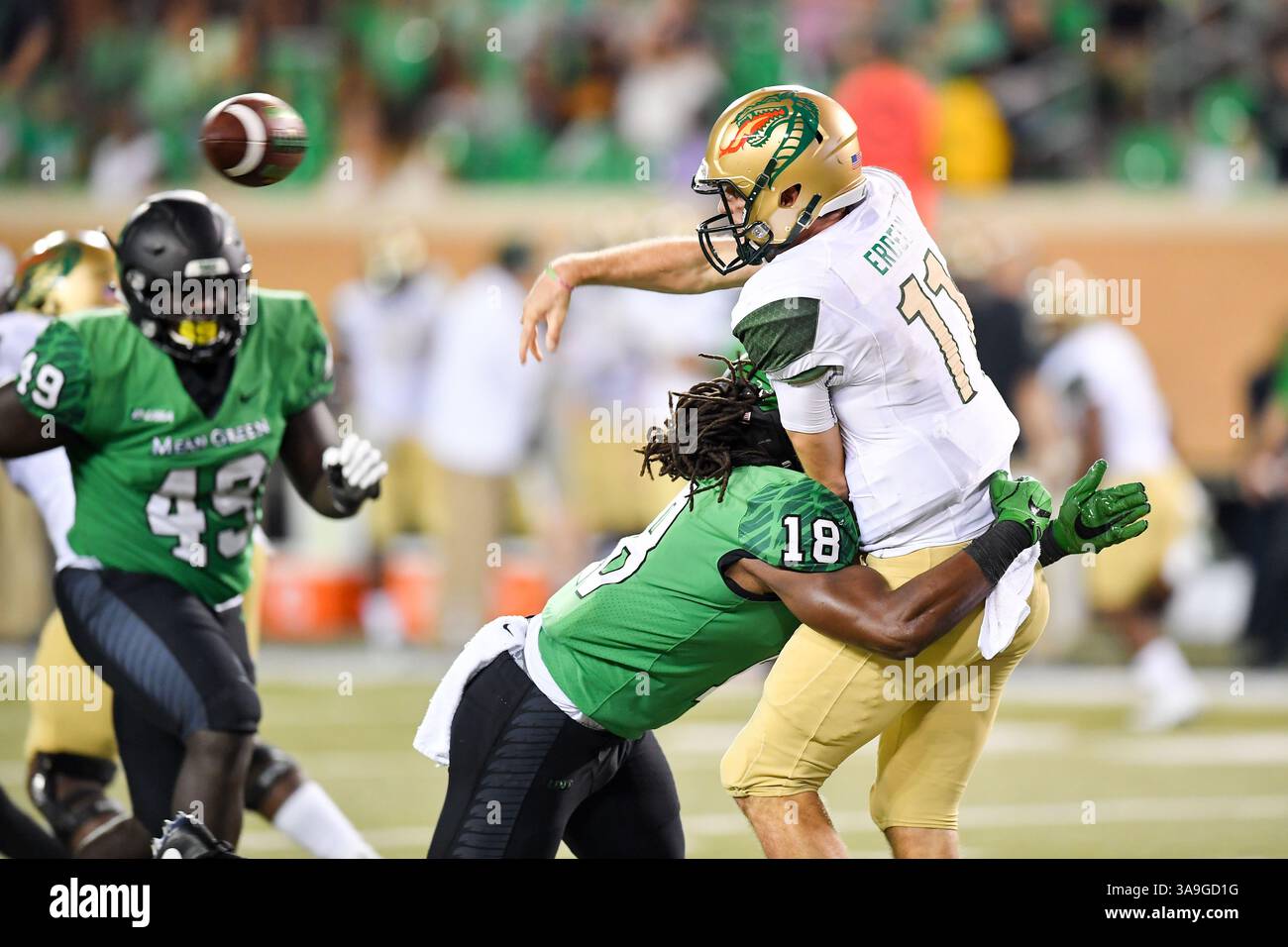 September 23, 2017:.uab Blazers quarterback A.J. Erdely (11) Hit wird durch North Texas Mittelgrün linebacker Josua Wheeler (18). während einer NCAA Football Spiel zwischen der Univerisity Alabama Birmingham Blazer und der North Texas Mean-Green Adler bei Apogee Stadion in Denton, Texas. Manny Flores/CSM Stockfoto