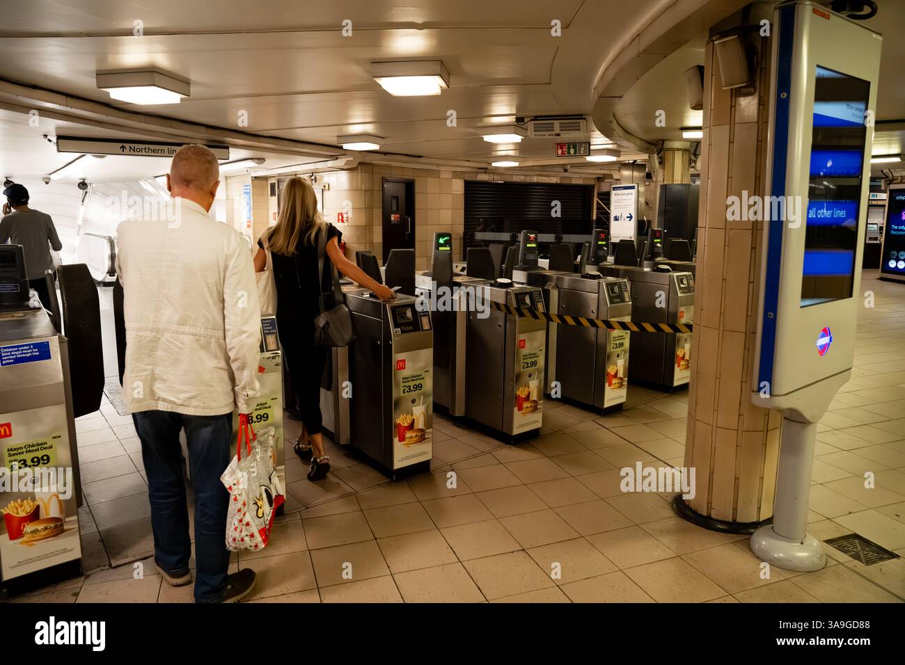 London, England, 11. Juli 2023, Passagiere passieren Automated Ticket Gates an einer Londoner U-Bahn-Station in Richtung Northern Line, wo sie die zeigen Stockfoto