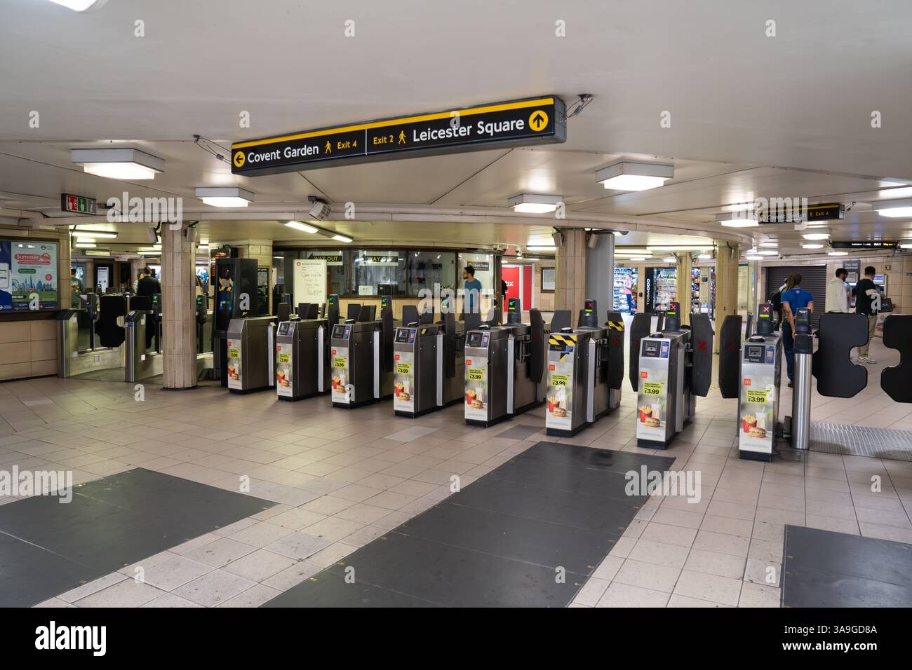 London, England, 11. Juli 2023, Ticket Gates at a London Underground Station Highlights klare Beschilderung zum Covent Garden und Leicester Square Stockfoto