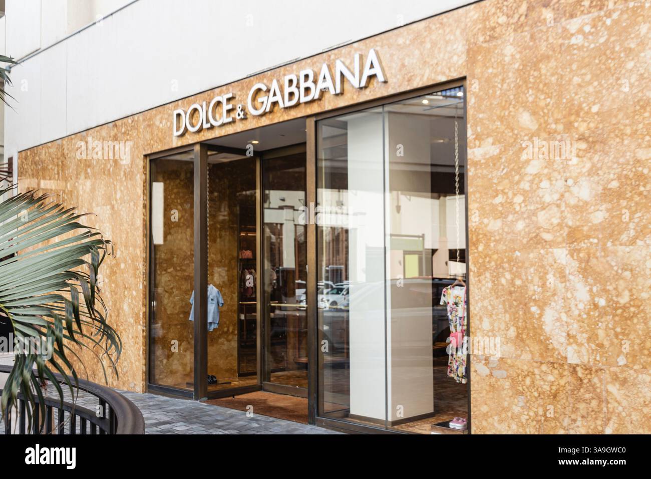 Oahu, Hawaii, USA - 23. Februar 2024 - Außenansicht des Dolce and Gabbana Stores im Ala Moana Center, Honolulu. Stockfoto