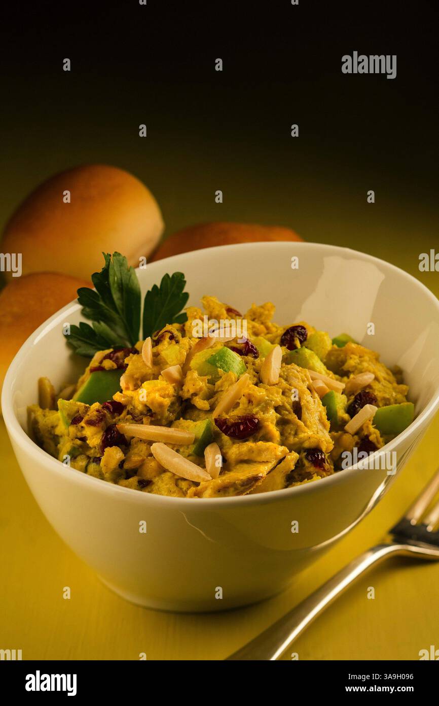 8. November 2013 – Chicago, IL, USA – der Hühnersalat wird mit einem Curry-Mayo-Dressing gewürzt und nimmt eine frische Note aus gehackten Äpfeln auf. (Bild: © Chris Walker/TNS via ZUMA Wire) Stockfoto
