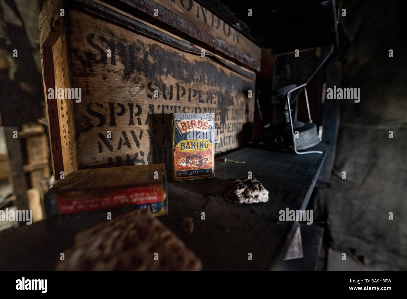 Über eine Jahrhunderte alte Dose mit Bird's Baking Powder und anderen Proviant, die in Scott's Discovery Hut auf Ross Island, Antarktis, in der Nähe der McMurdo Street aufbewahrt werden Stockfoto