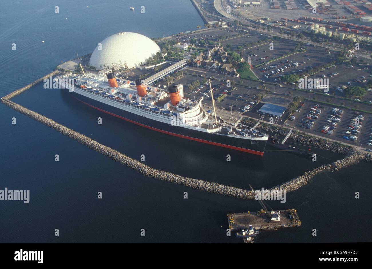 März 2006; Long Beach, CA, USA; DATEIFOTO: Luftaufnahme der Königin Maria. Der britische Geschäftsmann Richard Harding will den Luxusliner Queen Mary zurückkaufen, der seit 40 Jahren im Long Beach Harbor als Touristenattraktion und Veranstaltungsort für Hochzeiten angedockt ist. Von Queen's Seaport Development für den Betrieb des qm gepachtet, zahlte Seaport letztes Jahr nicht genügend Miete und beantragte Konkurs. Die Stadt Long Beach, der die Queen Mary gehört, muss sie möglicherweise selbst leiten, einen neuen Mietvertrag erstellen oder das Schiff verkaufen. Der stellvertretende Stadtanwalt von Long Beach Charles Parkin sagte: "Es gibt 50 Hektar unbebautes Land acr Stockfoto