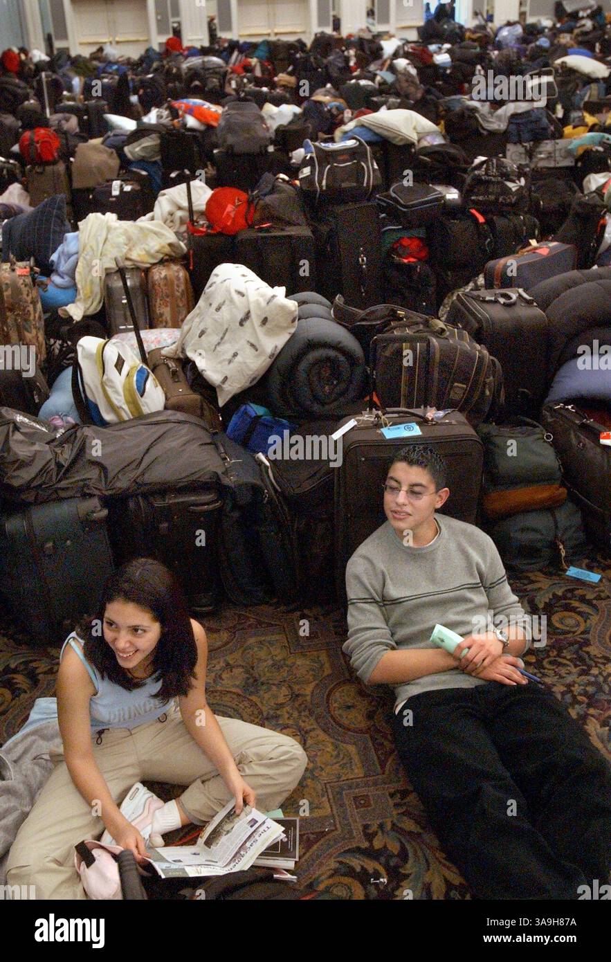 Da bis 15:00 Uhr keine Zimmer verfügbar waren, mussten Tausende von Taschen in einem Zimmer im Hyatt Regency aufbewahrt werden, wo viele der Studenten, die an der 54. California YMCA Model Legislature und Model Court teilnehmen, untergebracht sind. Mayra Romo (cq), links, 17, und Jesus Gaeta (cq), 16, vom Greater Whittier YMCA hängen in der Nähe ihres Gepäcks ab, während sie auf den Beginn der Konferenz am Donnerstag Nachmittag des 14. Februar 2002 warten. Sacramento Bee / Randy Pench / ZUMA Press Stockfoto