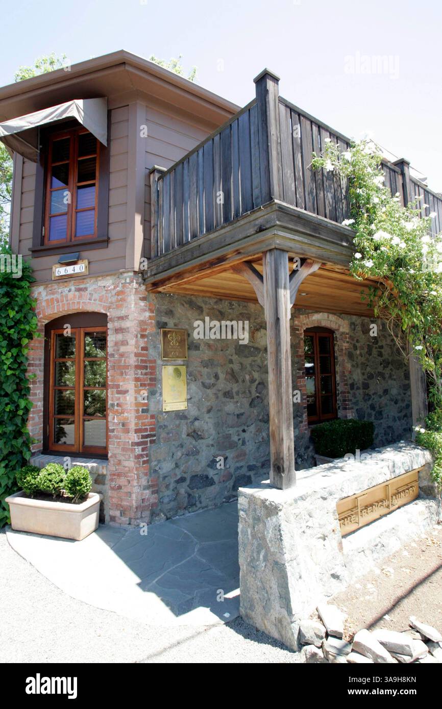 Juni 2005; Yountville, Kalifornien, USA; das French Laundry befindet sich in einer eleganten Steinresidenz aus der Jahrhundertwende im Herzen von Kaliforniens Napa Valley und liegt inmitten eines bezaubernden Landgartens. Dieser idyllische Ort ist der Ort für die innovative, preisgekrönte Küche von Chef Thomas Keller. Seine modernen Gerichte bieten eine subtile Mischung aus klassischer französischer Tradition und regionaler Küche. Die Menüs mit festpreisen werden von über 600 verschiedenen Weinen aus aller Welt begleitet. Obligatorischer Hinweis: Foto von Mike Fox/ZUMA Press. (©) Copyright 2005 von Mike Fox Stockfoto