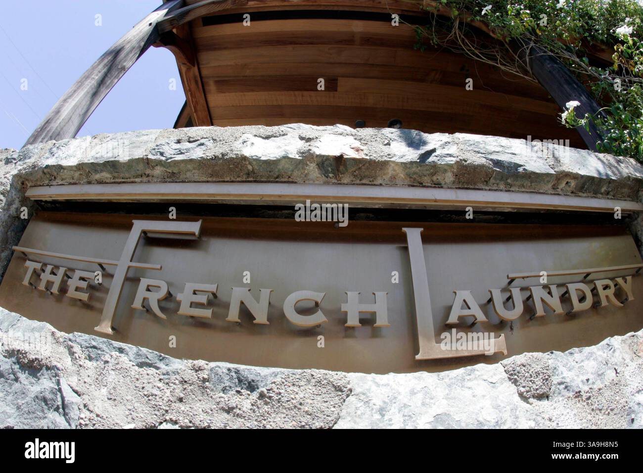 Juni 2005; Yountville, Kalifornien, USA; das French Laundry befindet sich in einer eleganten Steinresidenz aus der Jahrhundertwende im Herzen von Kaliforniens Napa Valley und liegt inmitten eines bezaubernden Landgartens. Dieser idyllische Ort ist der Ort für die innovative, preisgekrönte Küche von Chef Thomas Keller. Seine modernen Gerichte bieten eine subtile Mischung aus klassischer französischer Tradition und regionaler Küche. Die Menüs mit festpreisen werden von über 600 verschiedenen Weinen aus aller Welt begleitet. Obligatorischer Hinweis: Foto von Mike Fox/ZUMA Press. (©) Copyright 2005 von Mike Fox Stockfoto