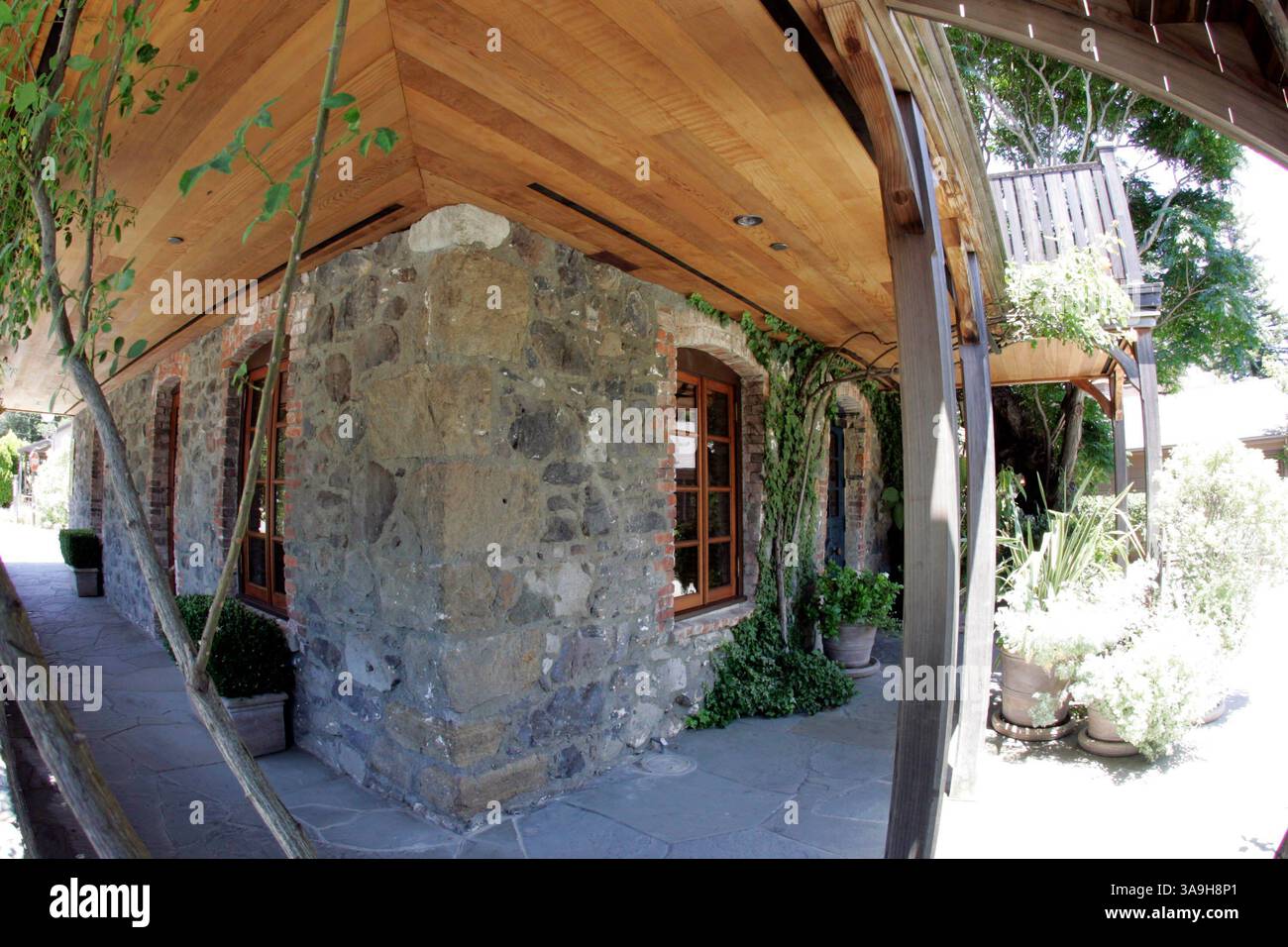 Juni 2005; Yountville, Kalifornien, USA; das French Laundry befindet sich in einer eleganten Steinresidenz aus der Jahrhundertwende im Herzen von Kaliforniens Napa Valley und liegt inmitten eines bezaubernden Landgartens. Dieser idyllische Ort ist der Ort für die innovative, preisgekrönte Küche von Chef Thomas Keller. Seine modernen Gerichte bieten eine subtile Mischung aus klassischer französischer Tradition und regionaler Küche. Die Menüs mit festpreisen werden von über 600 verschiedenen Weinen aus aller Welt begleitet. Obligatorischer Hinweis: Foto von Mike Fox/ZUMA Press. (©) Copyright 2005 von Mike Fox Stockfoto