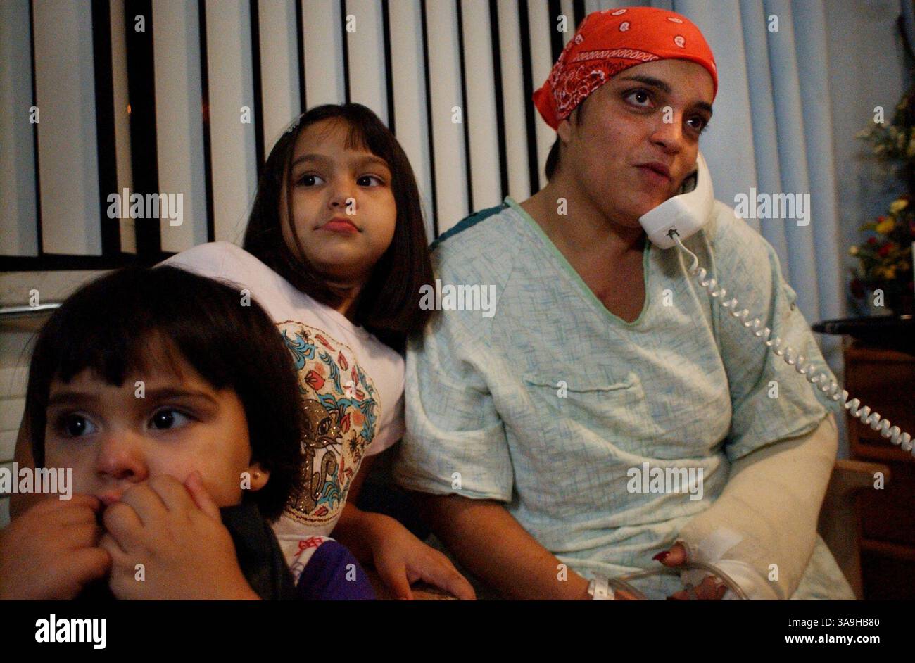 Natomas Resident Tracie Lewis verbringt einige Zeit mit ihren Töchtern Justina Reynoso, 4, links, und Christina Reynoso, 5, und verlässt das Krankenhaus Dienstag zwei Wochen nach einem LKW-Unfall auf der Interstate 5 fast ihr Leben. Fotografiert im UC Davis Medical Center am Montag, 27. Oktober 2003. Sacramento Bee/Andy Alfaro/ZUMA Press Stockfoto