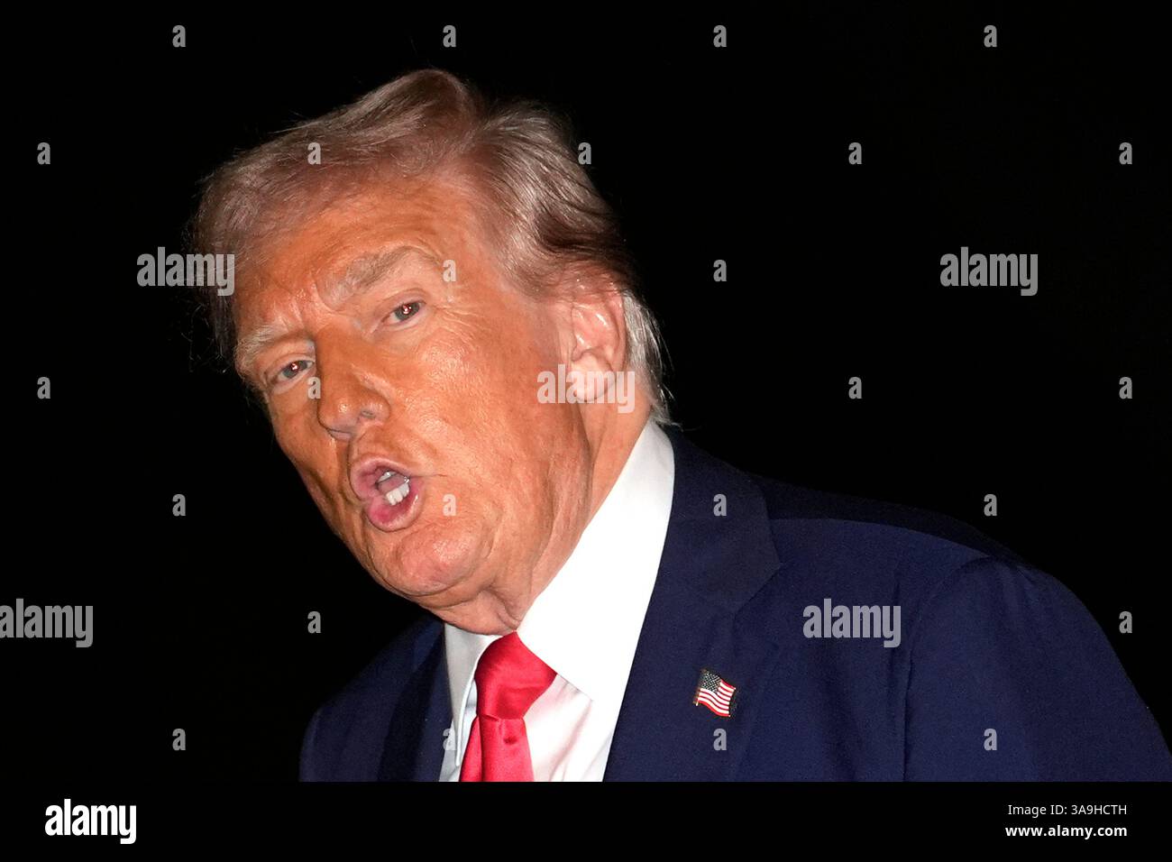 Washington, USA. 30. März 2025. US-Präsident Donald Trump geht nach seiner Rückkehr aus Florida am 30. März 2025 auf den Südrasen des Weißen Hauses in Washington. Foto: Yuri Gripas/Pool/SIPA USA Credit: SIPA US/Alamy Live News Stockfoto