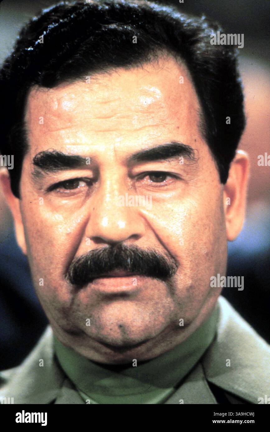 SADDAM HUSSEIN, irakischer Führer 1979-2003. b. 28. April 1937 in der Nähe von Tikrit. Vater starb oder verschwand vor seiner Geburt. 1982: Schiitische Guerillas überfallen seinen Konvoi in Dujail. Er entkommt. Etwa 148 Schiiten werden nach dem Attentat getötet. 1987: Startet seine 'Anfal'-Kampagne gegen irakische kurdische Rebellen, bei der Zehntausende Zivilisten getötet werden. 20. März 2003: US-geführte Koalitionstruppen marschieren in den Irak ein. Innerhalb von drei Wochen bricht die irakische Armee zusammen und Bagdad fällt. Er flieht. 13. Dezember 2003: US-Soldaten nehmen ihn gefangen, bärtig zerzaust und versteckt sich in einem unterirdischen Bunker in Adwar, nahe Stockfoto SADDAM HUSSEIN, irakischer Führer 1979-2003. b. 28. April 1937 in der Nähe von Tikrit. Vater starb oder verschwand vor seiner Geburt. 1982: Schiitische Guerillas überfallen seinen Konvoi in Dujail. Er entkommt. Etwa 148 Schiiten werden nach dem Attentat getötet. 1987: Startet seine 'Anfal'-Kampagne gegen irakische kurdische Rebellen, bei der Zehntausende Zivilisten getötet werden. 20. März 2003: US-geführte Koalitionstruppen marschieren in den Irak ein. Innerhalb von drei Wochen bricht die irakische Armee zusammen und Bagdad fällt. Er flieht. 13. Dezember 2003: US-Soldaten nehmen ihn gefangen, bärtig zerzaust und versteckt sich in einem unterirdischen Bunker in Adwar, nahe Stockfoto