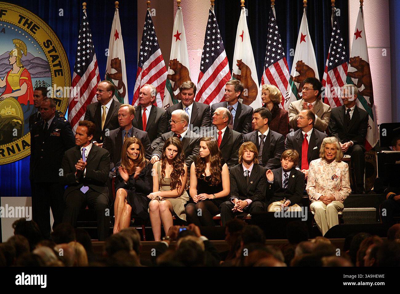 Januar 2007; Sacramento, CA, USA; der kalifornische Gouverneur ARNOLD SCHWARZENEGGER, mit seiner Frau MARIA SHRIVER und seiner Familie, nachdem Arnold während einer Inagurationszeremonie in Sacramento für seine 2. Amtszeit vereidigt wurde. SITZPLÄTZE IN DER ERSTEN REIHE L BIS R: ARNOLD SCHWARZENEGGER, MARIA SHRIVER, KATHERINE SCHWARZENEGGER, CHRISTINA SCHWARZENEGGER, PATRICK SCHWARZENEGGER, CHRISTOPHER SCHWARZENEGGER UND EUNICE SHRIVER. Obligatorischer Ausweis: Foto von Krista Kennell/ZUMA Press. (©) Copyright 2007 von Krista Kennell Stockfoto
