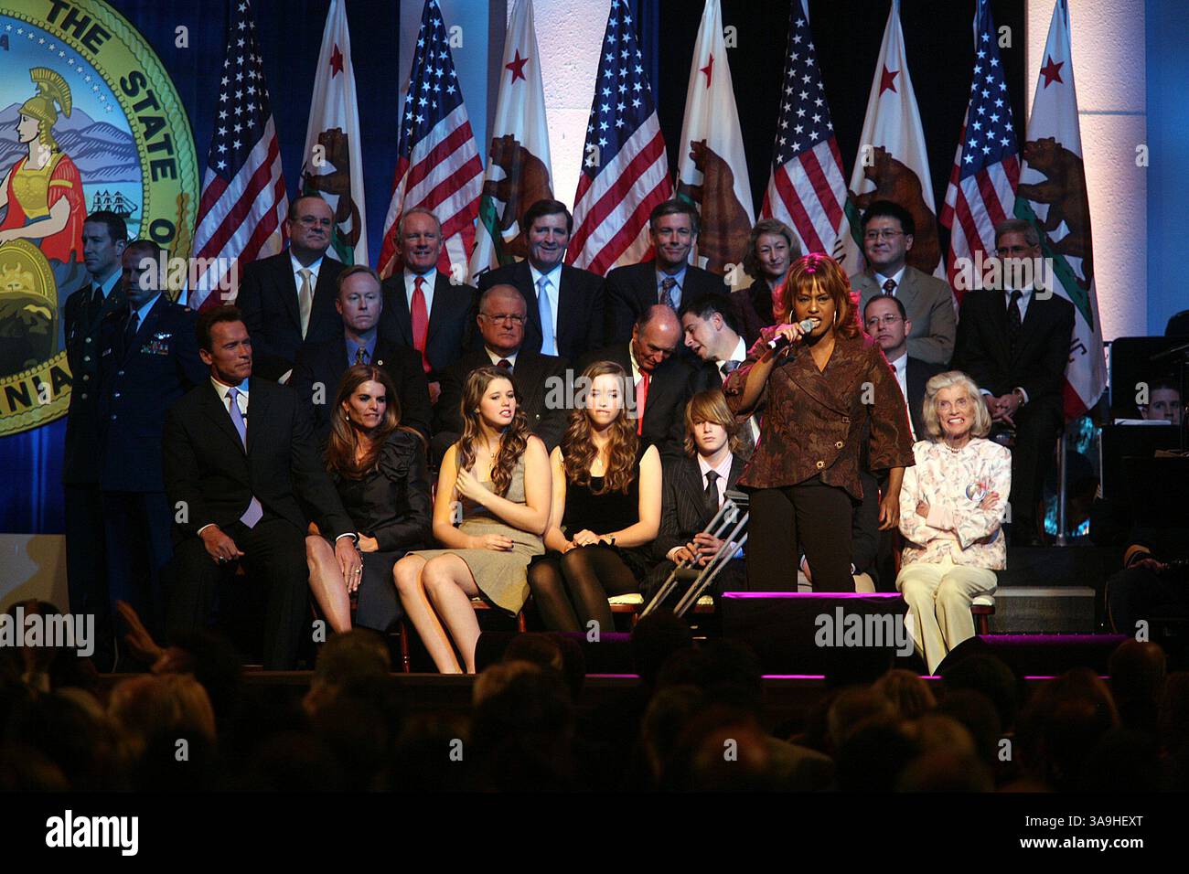 Januar 2007; Sacramento, CA, USA; der kalifornische Gouverneur ARNOLD SCHWARZENEGGER, mit seiner Frau MARIA SHRIVER und seiner Familie, hört die Sängerin JENNIFER HOLLIDAY zu, nachdem Arnold während einer Inagurationszeremonie in Sacramento für seine 2. Amtszeit vereidigt wurde. SITZPLÄTZE IN DER ERSTEN REIHE L BIS R: ARNOLD SCHWARZENEGGER, MARIA SHRIVER, KATHERINE SCHWARZENEGGER, CHRISTINA SCHWARZENEGGER, PATRICK SCHWARZENEGGER, JENNIFER HOLLIDAY, UND EUNICE SHRIVER. Obligatorischer Ausweis: Foto von Krista Kennell/ZUMA Press. (©) Copyright 2007 von Krista Kennell Stockfoto