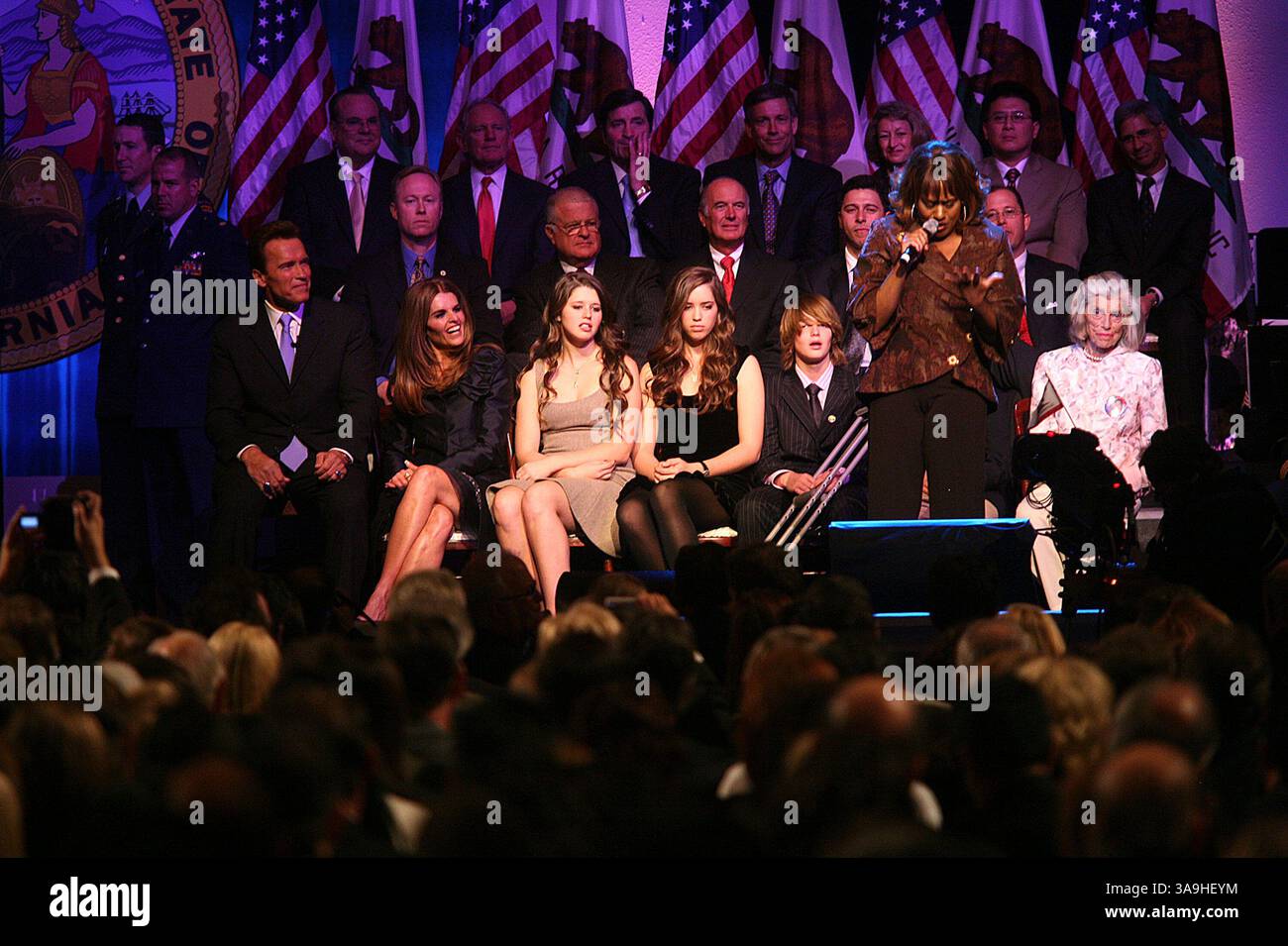 Januar 2007; Sacramento, CA, USA; der kalifornische Gouverneur ARNOLD SCHWARZENEGGER, mit seiner Frau MARIA SHRIVER und seiner Familie, hört die Sängerin JENNIFER HOLLIDAY zu, nachdem Arnold während einer Inagurationszeremonie in Sacramento für seine 2. Amtszeit vereidigt wurde. SITZPLÄTZE IN DER ERSTEN REIHE L BIS R: ARNOLD SCHWARZENEGGER, MARIA SHRIVER, KATHERINE SCHWARZENEGGER, CHRISTINA SCHWARZENEGGER, PATRICK SCHWARZENEGGER, JENNIFER HOLLIDAY, UND EUNICE SHRIVER. Obligatorischer Ausweis: Foto von Krista Kennell/ZUMA Press. (©) Copyright 2007 von Krista Kennell Stockfoto