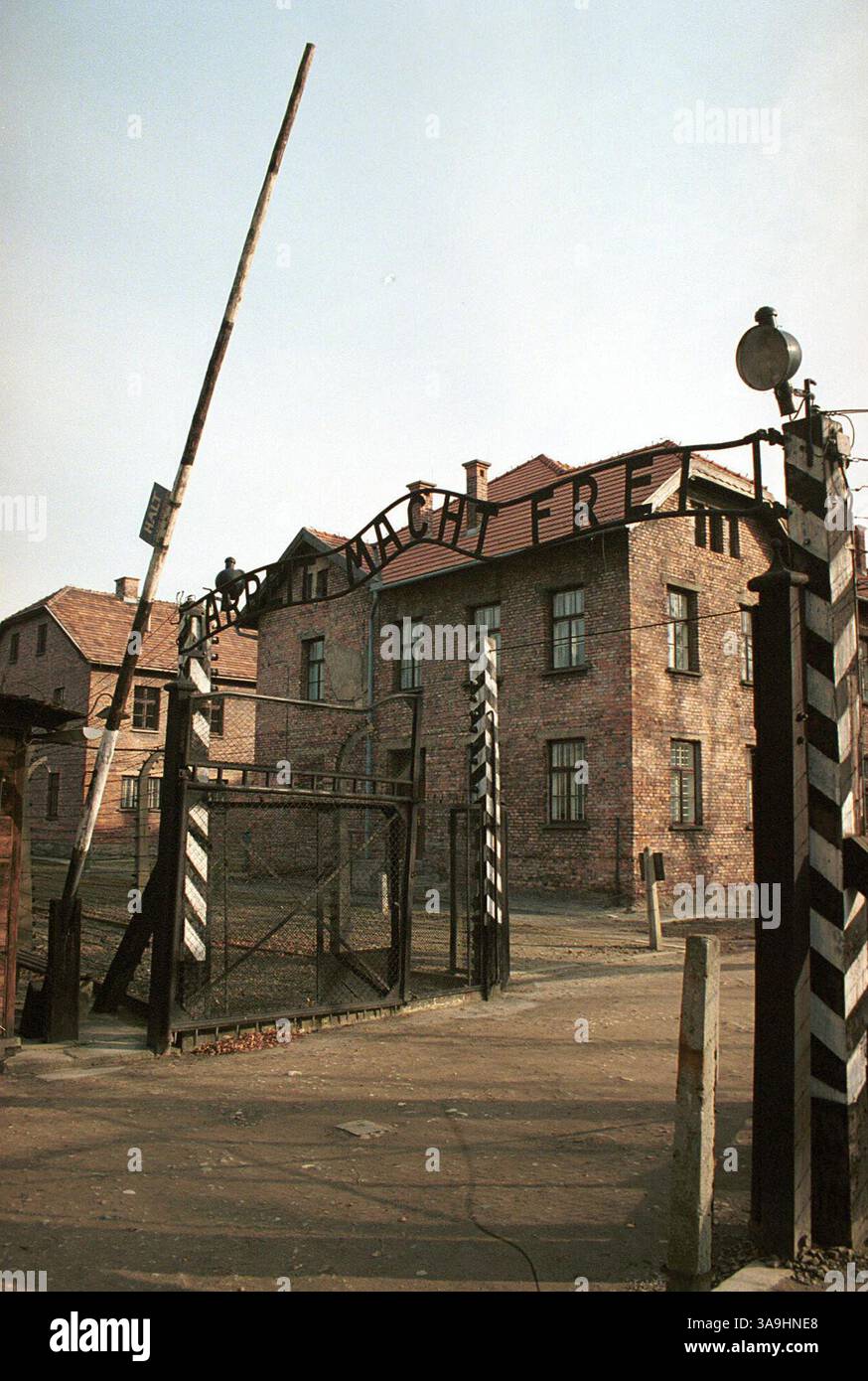 11. November 1999; Auschwitz, Polen; das berüchtigte Haupttor des NS-Vernichtungslagers in Auschwitz, Polen. Auf dem Schild über dem Tor steht: „Arbeit macht dich frei.“ Mehr als eine Million Gefangene, meist Juden, wurden hier während des Zweiten Weltkriegs ermordet. Stockfoto