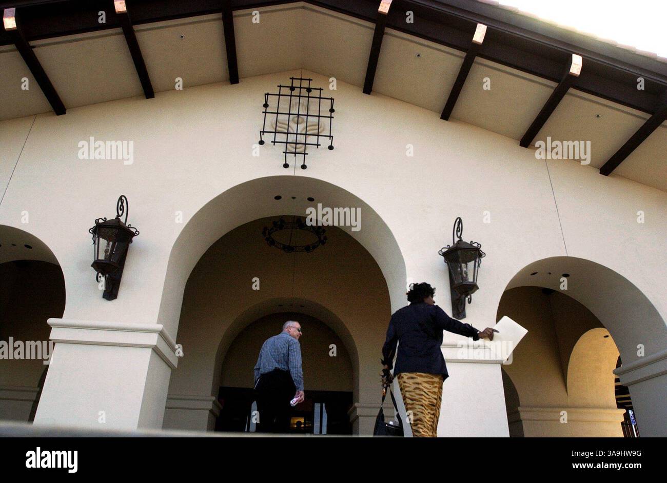 AC REGION LEDE Sacramento County Department of Human Assistance Workers betreten das neue Gebäude, das bald an der Fulton Ave. Eröffnet wird, Freitag, 19. März 2004. Das Gebäude wird in der ersten Aprilwoche für die Öffentlichkeit geöffnet. Sacramento Bee/Lezlie Sterling/ZUMA Press Stockfoto