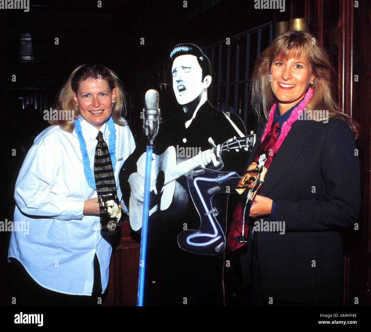 August 1997; Los Angeles, CA, USA; die Memphis Mafia-Videoveröffentlichung von All the King's Men. Elvis-Fans zeigen ihre Unterstützung. Stockfoto