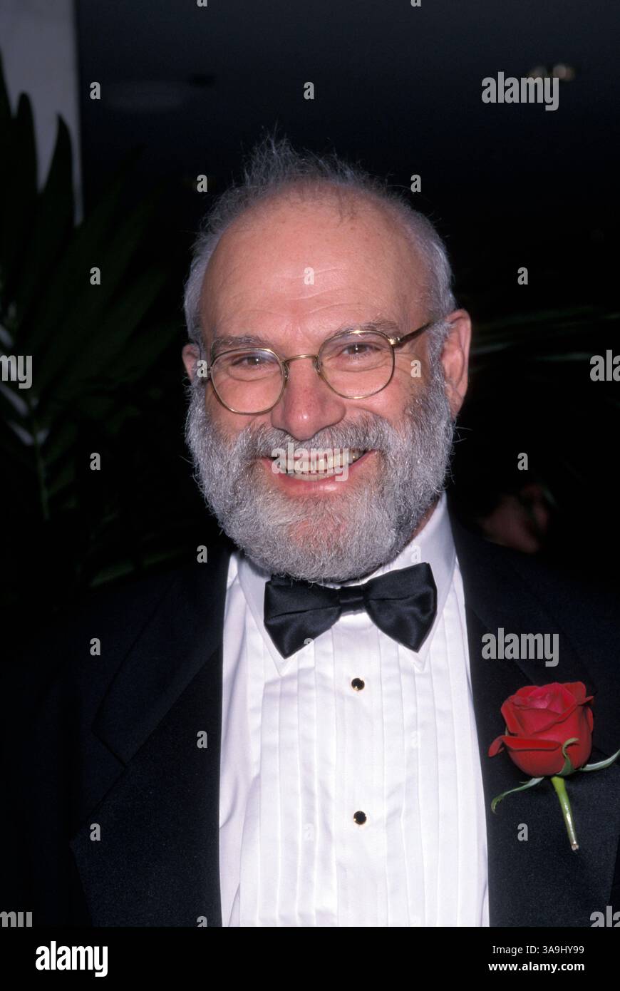 Februar 1998; Los Angeles, CA, USA; der Neurologe OLIVER SACKS, Dr. med. bei der Tourette's Syndrom Benefiz im Regent Beverly Wilshire Hotel. Dr. SACKS ist weltweit bekannt dafür, Patienten mit schläfriger Krankheit zu heilen, indem er sie mit L-Dopa-Medikamenten wieder zum Leben erweckt, eine Leistung, die sein zweites Buch und den Hollywood-Film „Awakenings“ inspirierte. Stockfoto