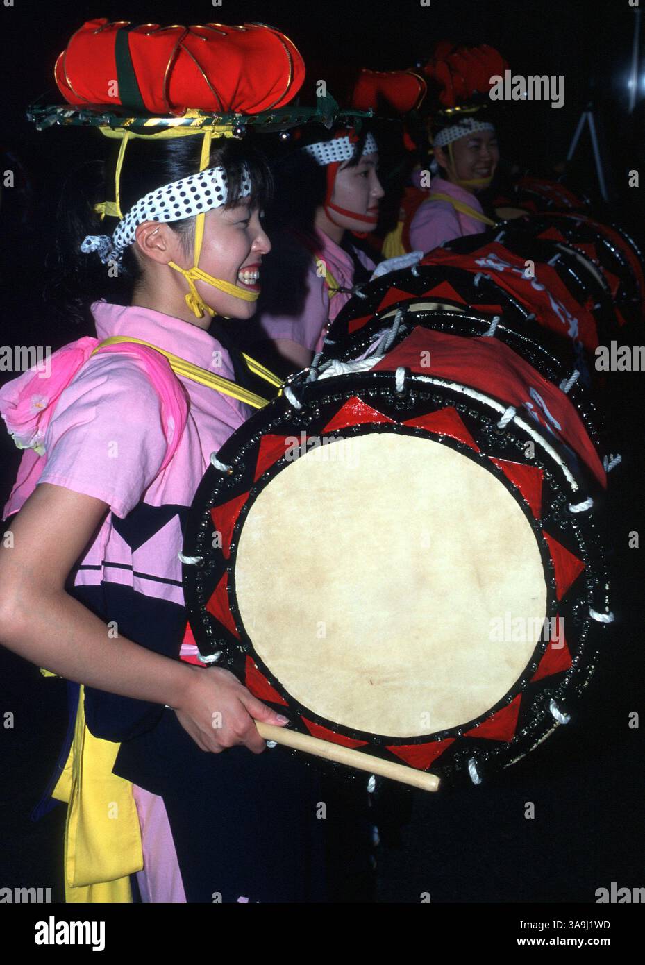 30. Juli 2000; Tokio, Japan; Ein japanisches Mädchen in traditioneller Tracht während des traditionellen japanischen Festivals. Stockfoto