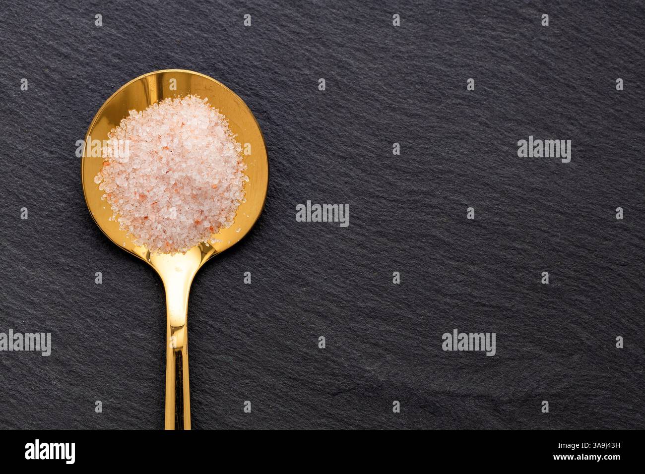 Himalaya Rosa Feinsalz - Salz in reinen Kristallen auf dem Löffel. Stockfoto