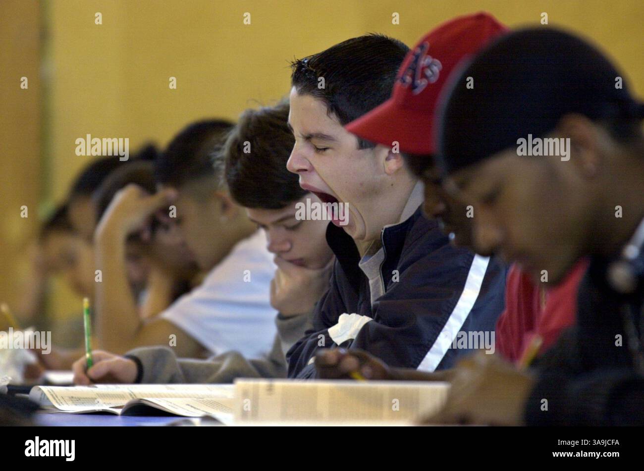 April 2002; Concord, CA, USA; Richard Salaverria gähnt während des englischen Teils der California High School Exit Exam an der Clayton Valley High School in Concord, Kalifornien 2002. Salaverria konnte den Test nicht beenden, konnte ihn aber später im Büro des stellvertretenden Direktors abschließen. Stockfoto