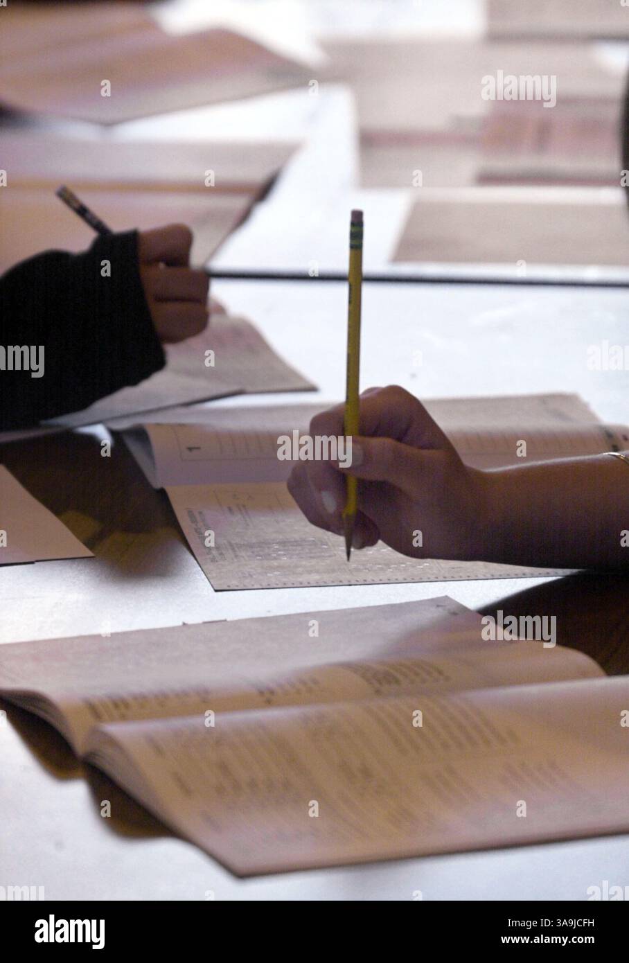 April 2002; Concord, CA, USA; Dani Mercado, rechts unten, bereitet sich auf die Beantwortung einer Frage während des englischen Teils der California High School Exit Exam an der Clayton Valley High School in Concord, Kalifornien, vor 2002. Stockfoto