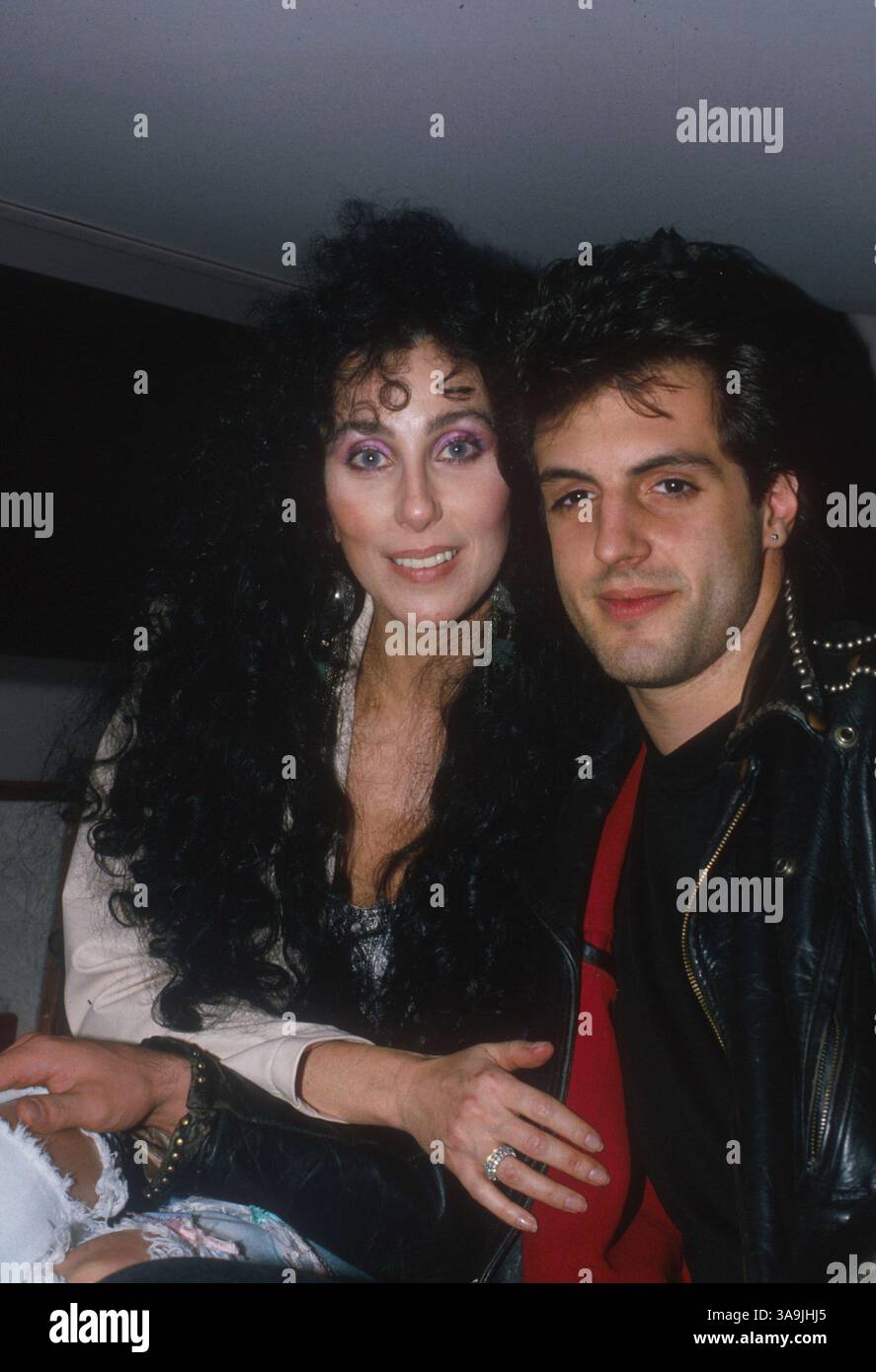August 1988 – Los Angeles, CA, USA – Schauspielerin und Songkünstlerin CHER und ihr Freund ROB in einer Limousine. Stockfoto