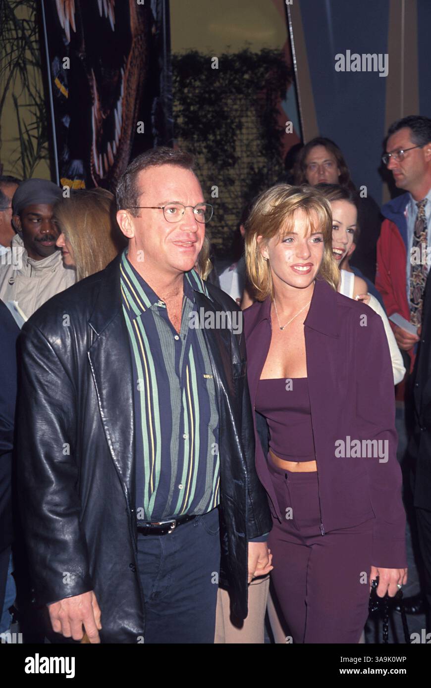 Mai 1997; Los Angeles, CA, USA; Schauspieler TOM ARNOLD und Ehefrau JULIE CHAMPNELLA bei der Filmpremiere „The Lost World: Jurassic Park“. Stockfoto