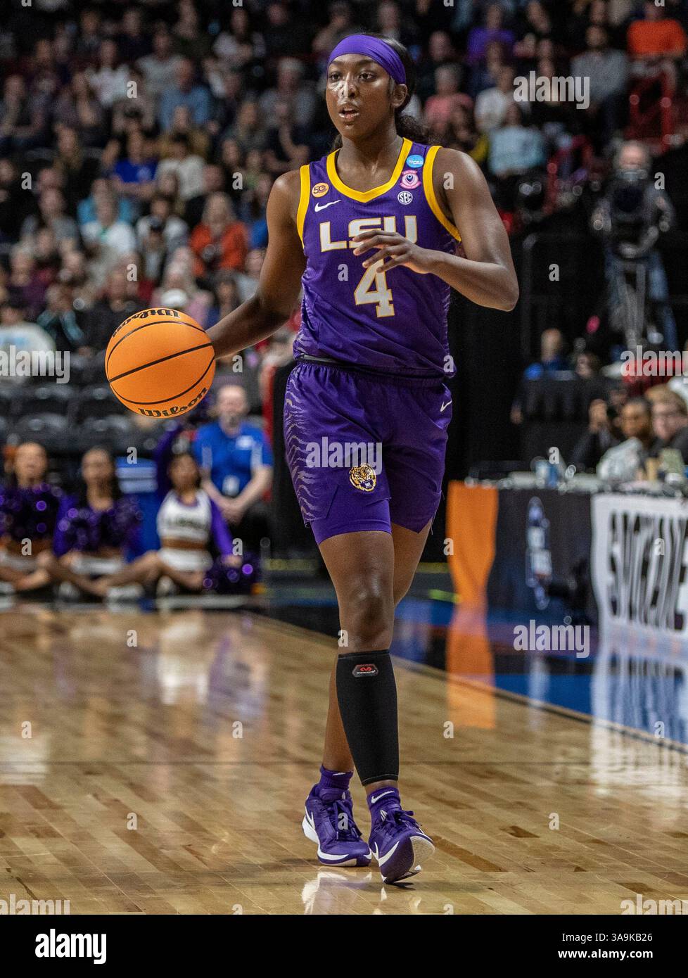 Mar 30 2025 Spokane WA U.S.A. LSU guard Flau'Jae Johnson (4)brings the ball up court during the NCAA Women's Basketball Regional Elite Eight game one between LSU Lady Tigers and the UCLA Brunis. UCLA beat LSU 72-65 at Spokane Veterans Memorial Arena, Spokane, WA. Thurman James / CSM (Credit Image: © Thurman James/Cal Sport Media) (Cal Sport Media via AP Images) Stockfoto